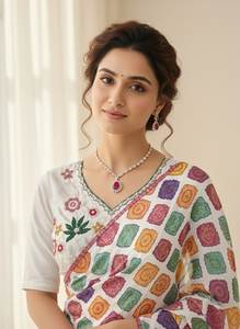 Blouse de mariage en georgette douce de qualité supérieure avec imprimé bandhej, bordure en dentelle ajourée, broderie lourde de perles, manches courtes, col en V, diamants - Product Image 4