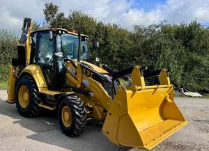 Chargeuse-pelleteuse Caterpillar 420F 4x4 d'occasion de qualité supérieure en stock avec composants essentiels : boîte de vitesses, pompe, moteur, moteur. - Product Image 3