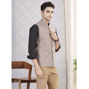 Gilet de costume pour homme de qualité supérieure, tendance, couleur café, pour uniformes d'entreprise, cérémonies de mariage et tenues de soirée, disponible à la vente - Product Image 1