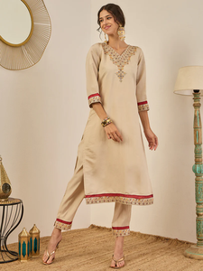 Vente flash sur l'ensemble Kurta pantalon en soie avec dupatta Banarasi pour femmes, pour les occasions festives et spéciales, disponible à la vente - Product Image 2