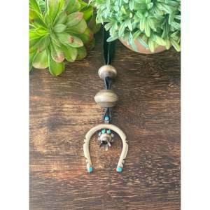 Collier Naja en cuir, turquoise Kingman et argent sterling, bijou culturel de collection de fabrication Navajo, fabriqué aux États-Unis - Product Image 1