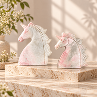 Statuette de licorne en opale rose sculptée, élégante figurine d'animal fantastique pour la décoration de la maison, du bureau, des étagères et comme objet cadeau
