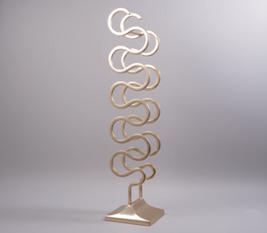 ชั้นวางไวน์ทรงสูงสีทอง ดีไซน์หรูหรา ผลิตด้วยมือจากโลหะ รูปทรงนามธรรม - Product Image 2