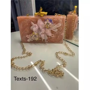 Monedero bordado plegable para mujer, forma única combinada con impresionantes detalles hechos a mano - Product Image 1