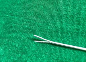 Hot New Reutilizable 3Frx40cm Laparoscópico Acero inoxidable PCNL Biprong Forceps Pentax Instrumentos quirúrgicos Base Equipo quirúrgico