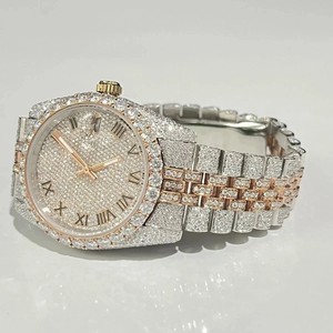 นาฬิกาหรูหรา 2024 สไตล์ฮิปฮอป ระบบควอตซ์ สำหรับผู้ชาย ขายดี ตัวเรือนสแตนเลสสตีลคุณภาพสูง สีเหลืองทอง ประดับเพชรโมซานไนต์เต็มหน้าปัด แบบยูนิเซ็กซ์ สไตล์โบราณ - Product Image 1