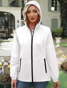 Veste coupe-vent légère et imperméable à capuche pour femme - Product Image 4