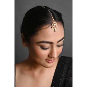 ชุดมาทาปาตตี้ Kundan พร้อมต่างหู Maang Tikka และต่างหูที่คาดผมสุดหรูสำหรับผู้หญิง - Product Image 5