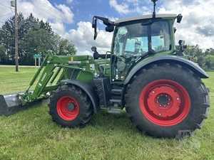 Tracteur à roues Fendt d'occasion 1100 Vario Nouveau modèle Ferme 90 CV Puissance nominale Moteur Robin Pompe principale - Product Image 3
