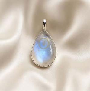 จี้มูนสโตนสีขาวมุกและสีฟ้ารุ้ง ประดับเงินแท้ 925 ชุบทองคำขาว ชุบทองคำชมพู และชุบทองคำเหลือง - Product Image 1