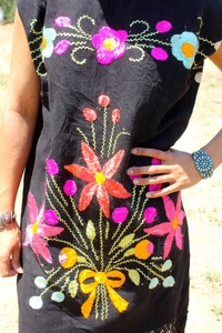 Robe en textile brodée, magnifique et romantique, art populaire portatif, en coton 100% tissé à la main, franges nouées à la main - Product Image 3