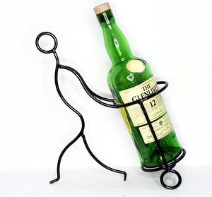 Porte-bouteille de vin en fer forgé orné avec détails classiques, idéal pour les salles à manger haut de gamme et la décoration intérieure élégante - Product Image 1