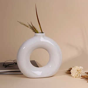 Vase en forme de donut minimaliste blanc, pot à fleurs en céramique et métal fait main pour table d'intérieur, décoration intérieure contemporaine INS - Product Image 2