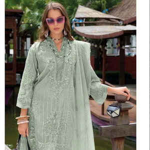 "Vêtements d'hiver luxueux: Shalwar Kameez brodé en organza avec fond et intérieur en Santoon épais et terne" - Product Image 1