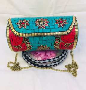 กระเป๋าคลัทช์สีเทอร์ควอยส์สีฟ้าครามและสีแดงลายดอกไม้ประดับด้วยกระเป๋าโบโฮที่ทำด้วยมือสำหรับงานแต่งงานและสวมใส่ตามเทศกาล - Product Image 1
