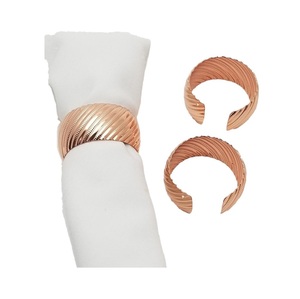 Anneaux de serviette en métal faits à la main avec surface polie, rehaussant la décoration contemporaine de la salle à manger et de la maison - Product Image 6