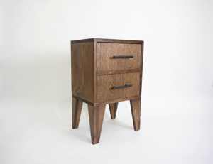 Table de chevet artisanale moderne en bois de récupération, finition noyer, avec pieds inclinés, 2 tiroirs et étagère ouverte pour hôtel et appartement - Product Image 4