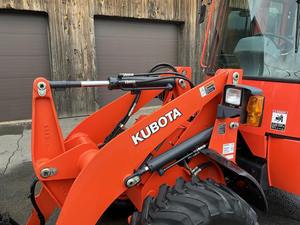 Pala cargadora de ruedas 2019 Kubota R430-Pala cargadora compacta de 2,5 toneladas con motor diésel de 33,6 kW - Product Image 4