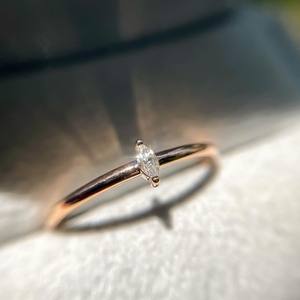 Anillo de compromiso de mujer con diamante de moissanita de corte Marquesa de 8x4mm | Ajuste mínimo de punta de solitario | Plata 925 chapada en oro de 18 quilates - Product Image 1