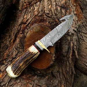 Couteau de chasse en acier damassé fait à la main avec cerf et laiton, avec gaine en cuir. - Product Image 6