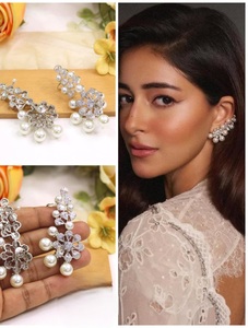 Boucles d'oreilles élégantes de haute qualité avec finition argentée et pierres en zircon CZ, collection pour femmes et filles, pour les mariages et les soirées - Product Image 3