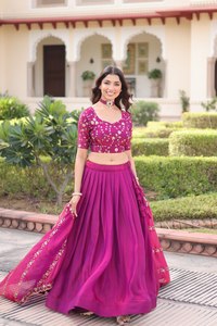 Ensemble de lehenga de mariée en soie rose Rani avec broderie multithread et sequins, et dupatta en dentelle, prêt-à-porter de créateur entièrement cousu - Product Image 3