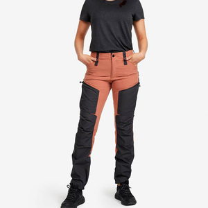 Pantalones de carreras para mujer con tela flexible, diseño impermeable y armadura protectora para la rodilla - Product Image 1
