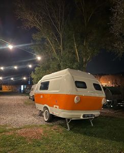 Moderna Mini Caravana de Viaje Tipo Lágrima, Negra, con Construcción de Acero, Baño y Cocina, para Uso en Campamentos - Product Image 6