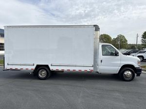 Châssis Ford E-Series E-350 SD Cutaway LB DRW RWD 2024 Blanc Robuste d'occasion avec Pack Équipement, Jantes Acier et Pack Remorquage - Product Image 2