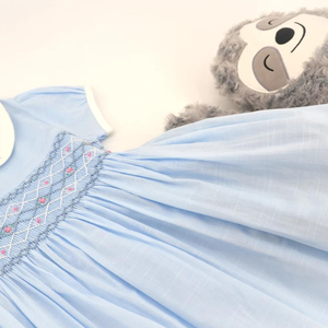 Belle robe longue smockée d'été solide bleu clair pour les filles Service ODM respirant de haute qualité - Product Image 2