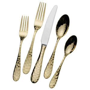 Elegante embalaje personalizado Metal martillado Acero inoxidable Oro antiguo pulido con diseño en relieve Juego de cubiertos para uso en restaurante - Product Image 1