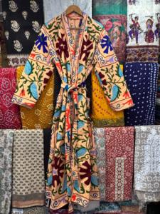 Veste Suzani indienne en coton brodé à la main pour dames Cardigan pardessus d'été décontracté avec motif imprimé de décoration de boutons - Product Image 4