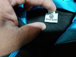 Chándal de lana de algodón pesado personalizado de satén negro con forro azul y bolsillo canguro hecho en Pakistán - Product Image 4