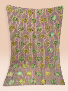 Robe somalienne traditionnelle luxueuse Maqbal Dirac taupe, brodée de fleurs, en tissu transparent doux, avec un châle jaune - Product Image 2