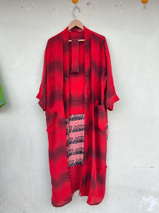 Robe kimono vintage en soie recyclée rouge et noire Kimono indien d'été et de printemps - Product Image 5