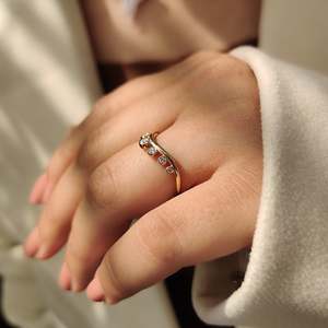 แหวนแต่งงานชุบทองประดับเพชรทรงเรขาคณิตและมุก VS Clarity พร้อมขอบโค้ง ประดับเพชรและมุกแท้รับรองโดย GRS - Product Image 3