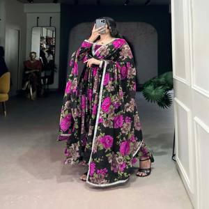 Robe de soirée élégante VASTRA COTTAGE en georgette à imprimé floral avec des détails en dentelle miroir et un dupatta assorti, tenue de fête festive - Product Image 4