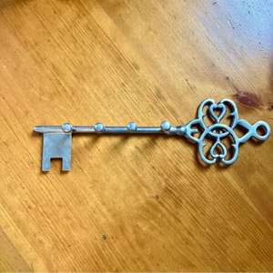 Crochet porte-clés élégant en fer forgé avec des détails de défilement complexes et parfait pour les intérieurs vintage et rustiques - Product Image 3