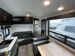 Autocaravana Usada Keystones RVs Springdale 260TBWE 2021, Remolque de Viaje Moderno de Aluminio Ligero de 28 pies con Capacidad para 9 Personas, Envío Inmediato - Product Image 4