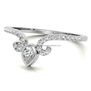 Eleva tu estilo con un anillo de diseñador con piedra central en engaste biselado, con diamante moissanita de corte pera rodeado por piedras redondas. - Product Image 4