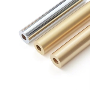 La superficie fresca del jarrón contrasta con el calor de las rosas florecientes, creando una sinfonía visual de textura. - Product Image 2