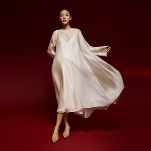 Robe midi en voile de soie rayée pour femme, col rond, manches classiques, détail boutonné, fente latérale, style ample et respirant - Product Image 1