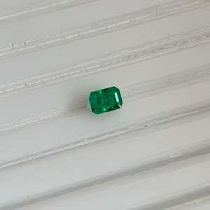 พลอยมรกตคุณภาพสูง 0.91 กะรัต ทรงแปดเหลี่ยม เจียระไนแบบเหลี่ยมเพชรพลอย สำหรับทำเครื่องประดับ พลอยมรกตแท้จากผู้ผลิต - Product Image 1