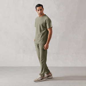 Conjunto de dos piezas verde oliva para hombre, Top de manga corta de malla transpirable y Pantalones rectos, ropa de calle informal, conjunto de chándal - Product Image 2