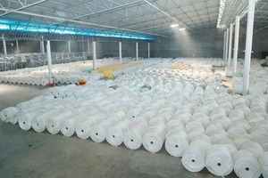 Rollo tejido de PP laminado de alta resistencia para embalaje a granel y protección del sitio de construcción - Product Image 4