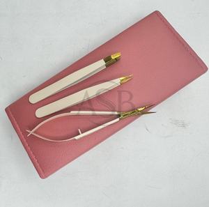 Pince à sourcils en acier durable plaqué or nu Ciseaux à ressort avec logo personnalisé avec pointes pointues inclinées pour une utilisation en beauté - Product Image 3