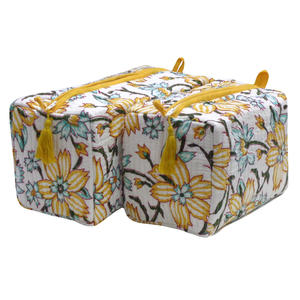 Bolsa de Maquillaje Acolchada de Algodón Indio Kyari Azul de Alta Calidad con Estampado en Bloques, Cierre de Cremallera, Estilo Moderno a Rayas, en Oferta - Product Image 1