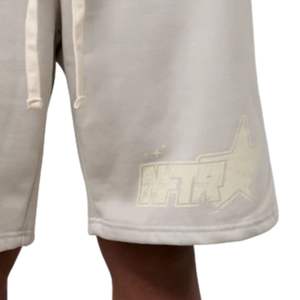 Shorts neutres de poids lourd 380 GSM en coton biologique, style streetwear, coupe large, taille élastique avec cordon de serrage, qualité supérieure - Product Image 6