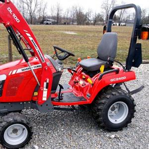 NOUVEAU Tracteur Chargeur Massey Ferguson GC2400 4x4 avec Souffleuse à Neige à Montage Avant et Plateau de Tonte à Montage Central Pompe et Boîte de Vitesses 70 CV - Product Image 1