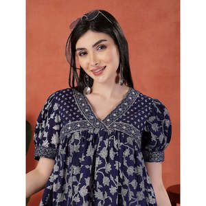 ชุดเดรสผ้าฝ้ายพิมพ์ลายสีน้ำเงินสำหรับผู้หญิง คอวี ระบายอากาศได้ดี ไซส์ XS-XL แฟชั่นทรงเอ็มไพร์ระบายช่วงเข่า แต่งระบาย เหมาะสำหรับใส่กลางวัน - Product Image 2